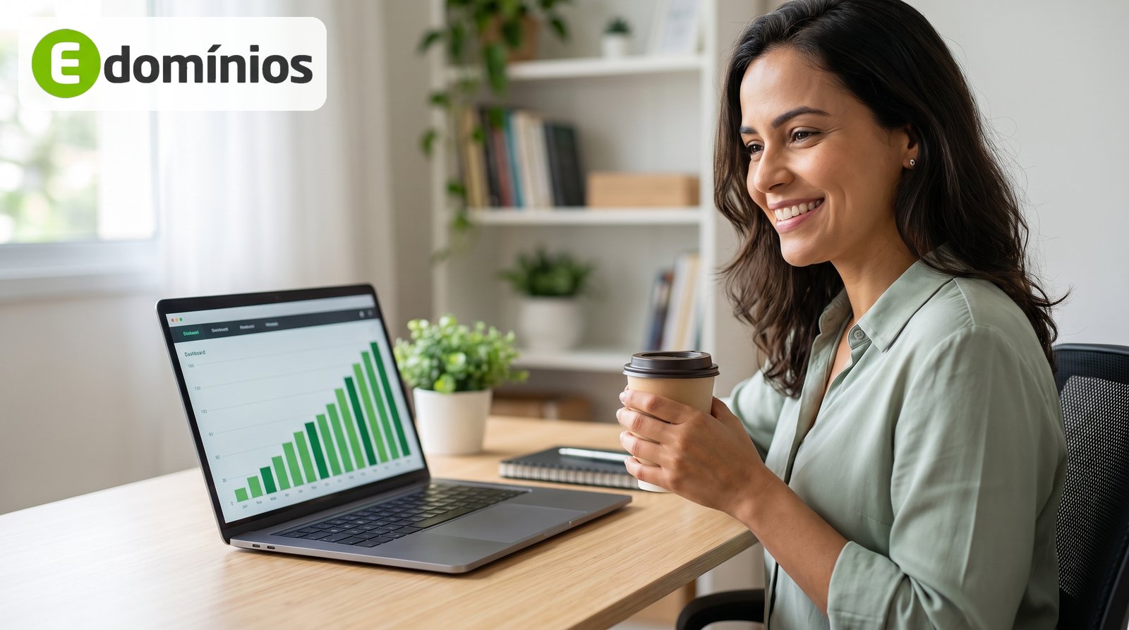 Empreendedora sorri em seu home office enquanto o notebook mostra um gráfico de ganhos em crescimento